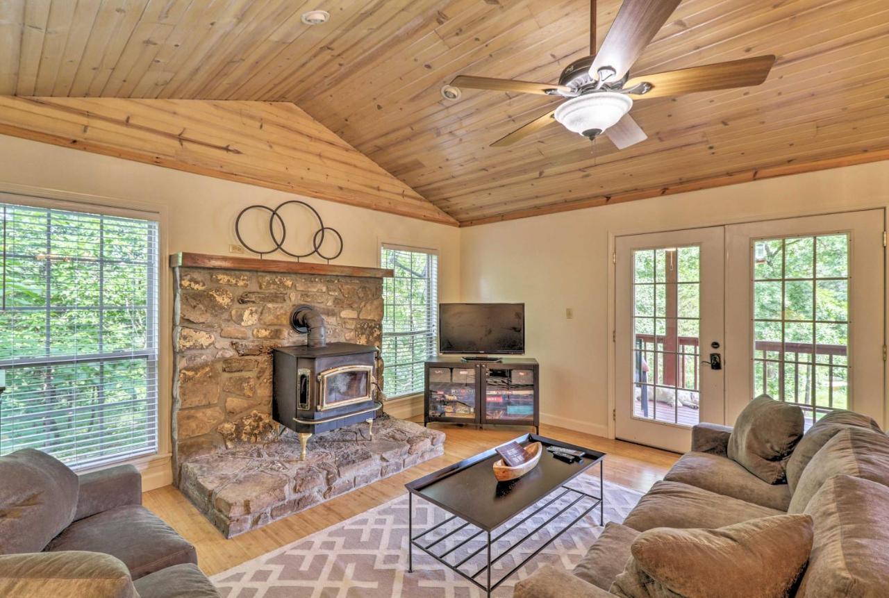 Creekside Hideaway With Fire Pit And Creek Access! Villa Mountain View Exterior photo